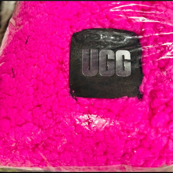 NWT - UGG Oversized Faux Shearling Scarf in Rock Rose - Picture 9 of 16